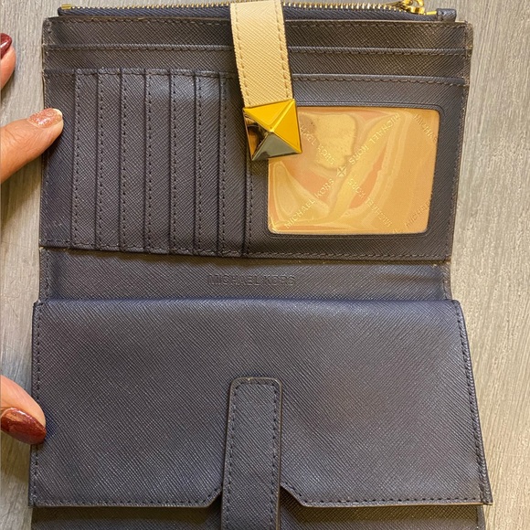 Michael KORS wallet, Blue & gold hardware. - Picture 4 of 6